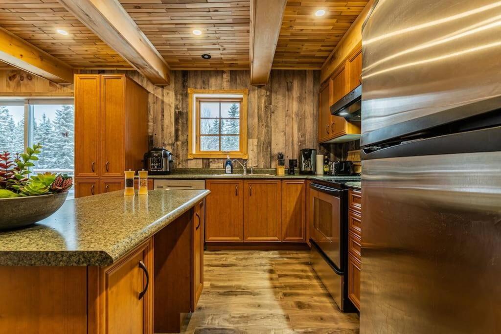 The Escapade - Private hot tub with pool table