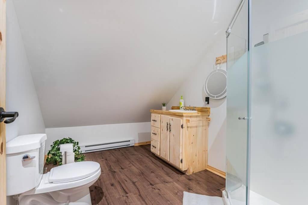 The Escapade - Private hot tub with pool table