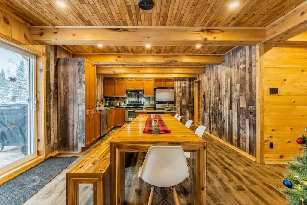 The Escapade - Private hot tub with pool table