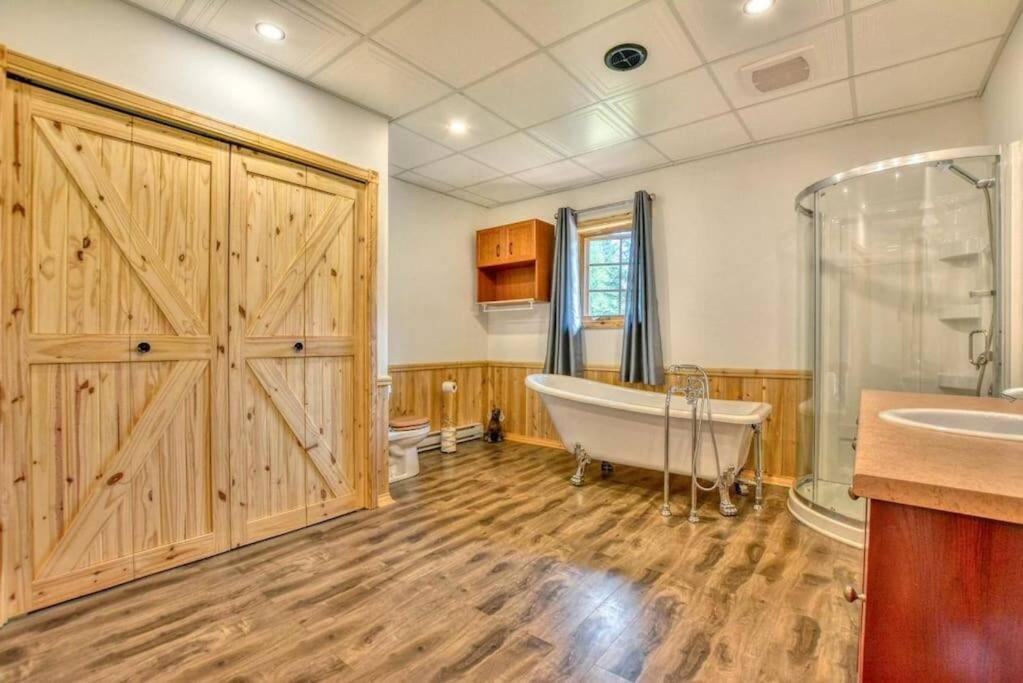 The Escapade - Private hot tub with pool table