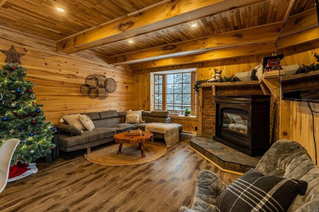 The Escapade - Private hot tub with pool table