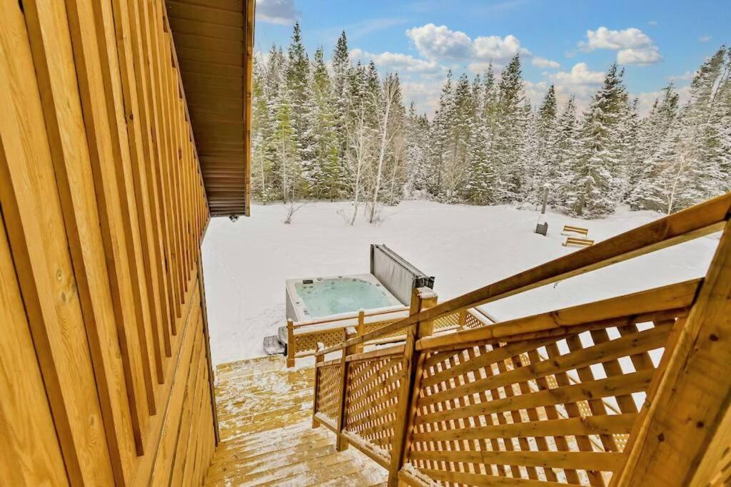 The Escapade - Private hot tub with pool table