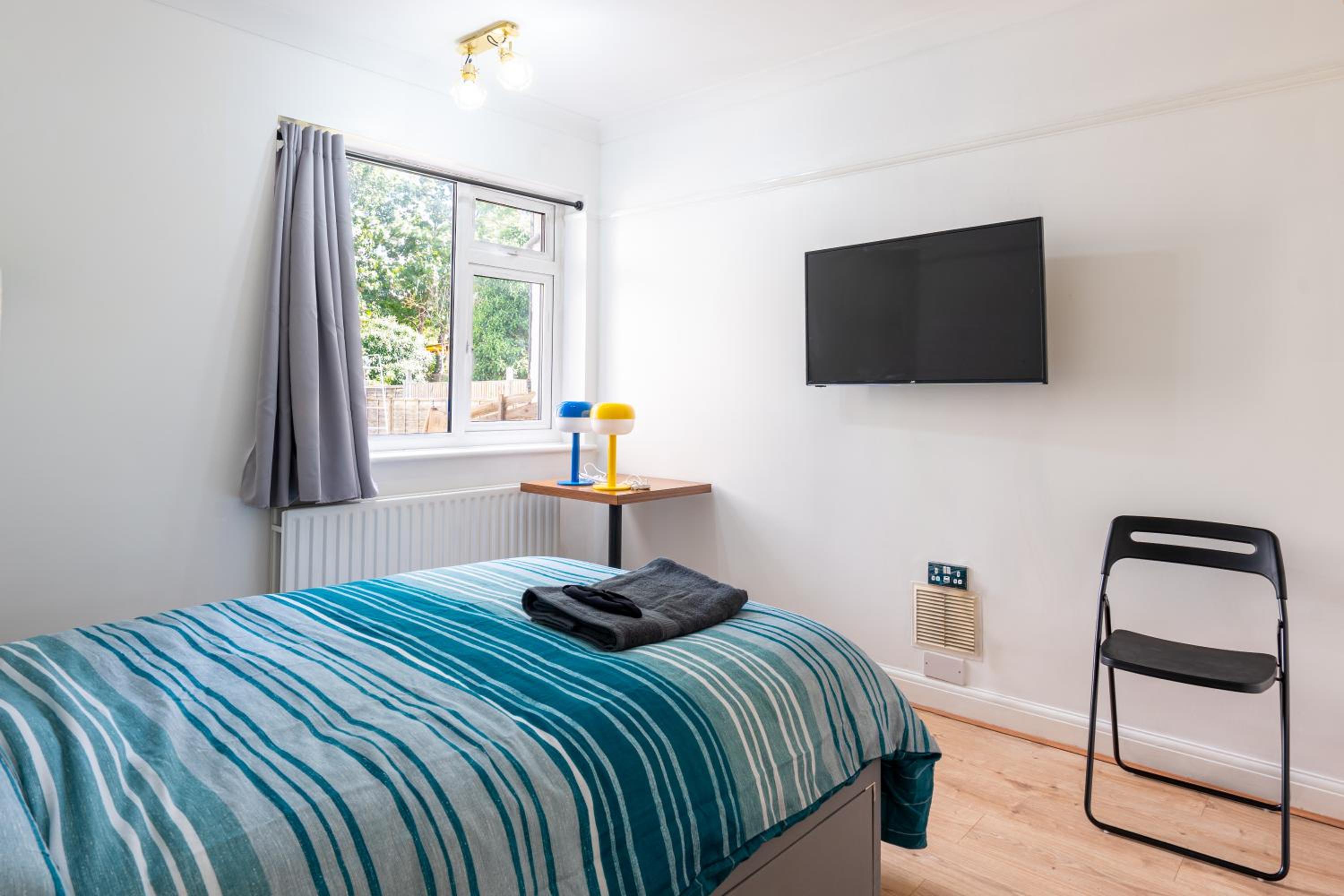 Hotel 2 Bed, Wembley, Ealing, London
