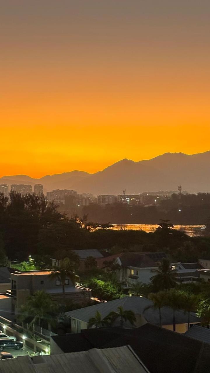 Lindo apto no melhor lugar da Barra da Tijuca! Com uma vista de tirar o fôlego, frente para o mar! Totalmente equipado e decorado ao lado dos melhores hoté