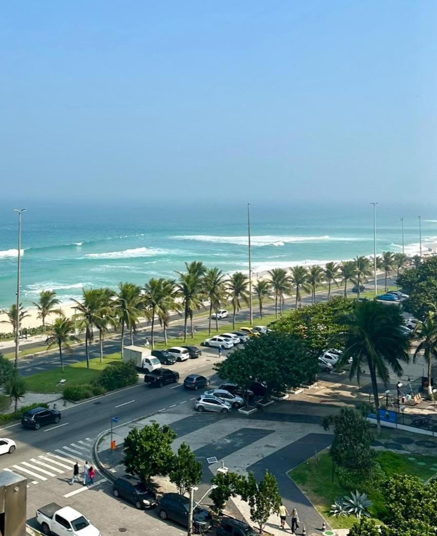 Lindo apto no melhor lugar da Barra da Tijuca! Com uma vista de tirar o fôlego, frente para o mar! Totalmente equipado e decorado ao lado dos melhores hoté