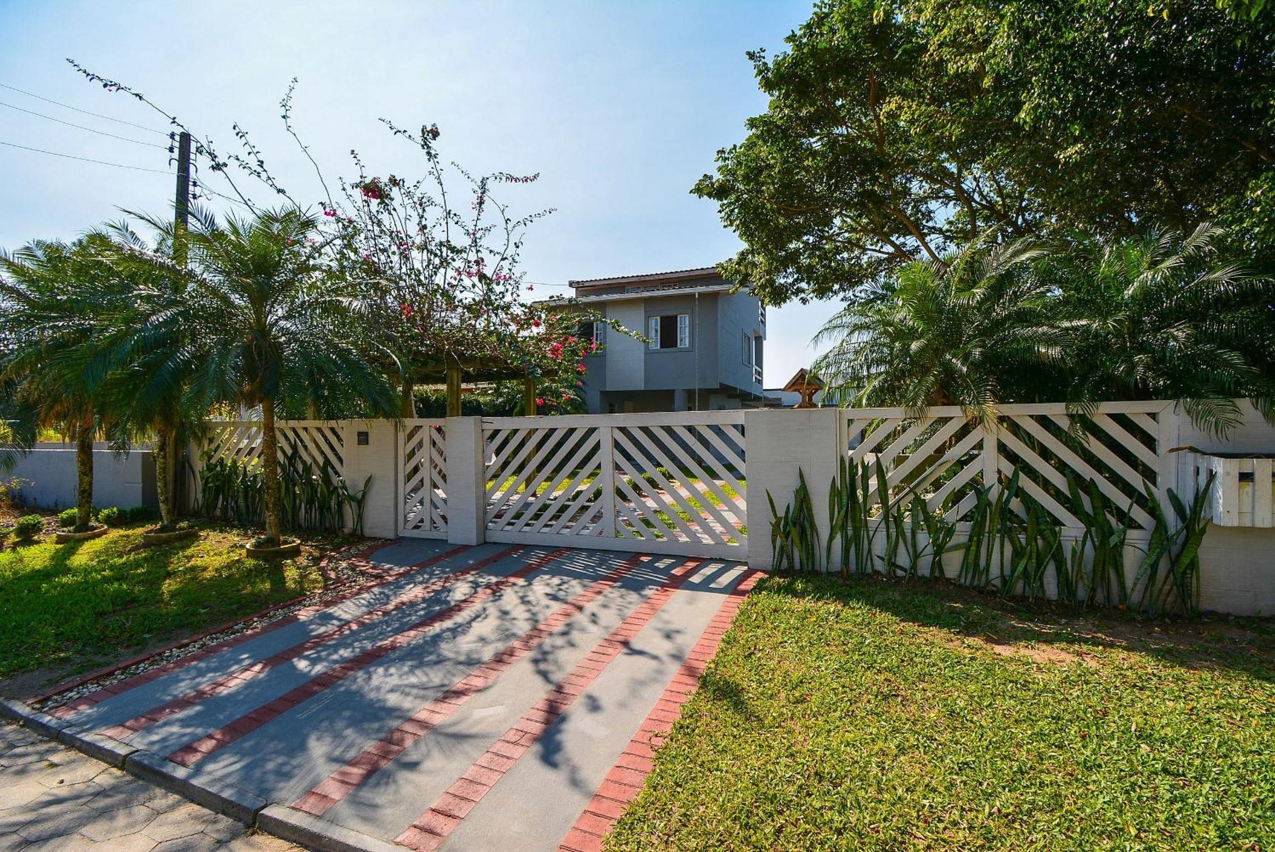 Ampla Casa com Piscina Ponta do Papagaio - PLH005