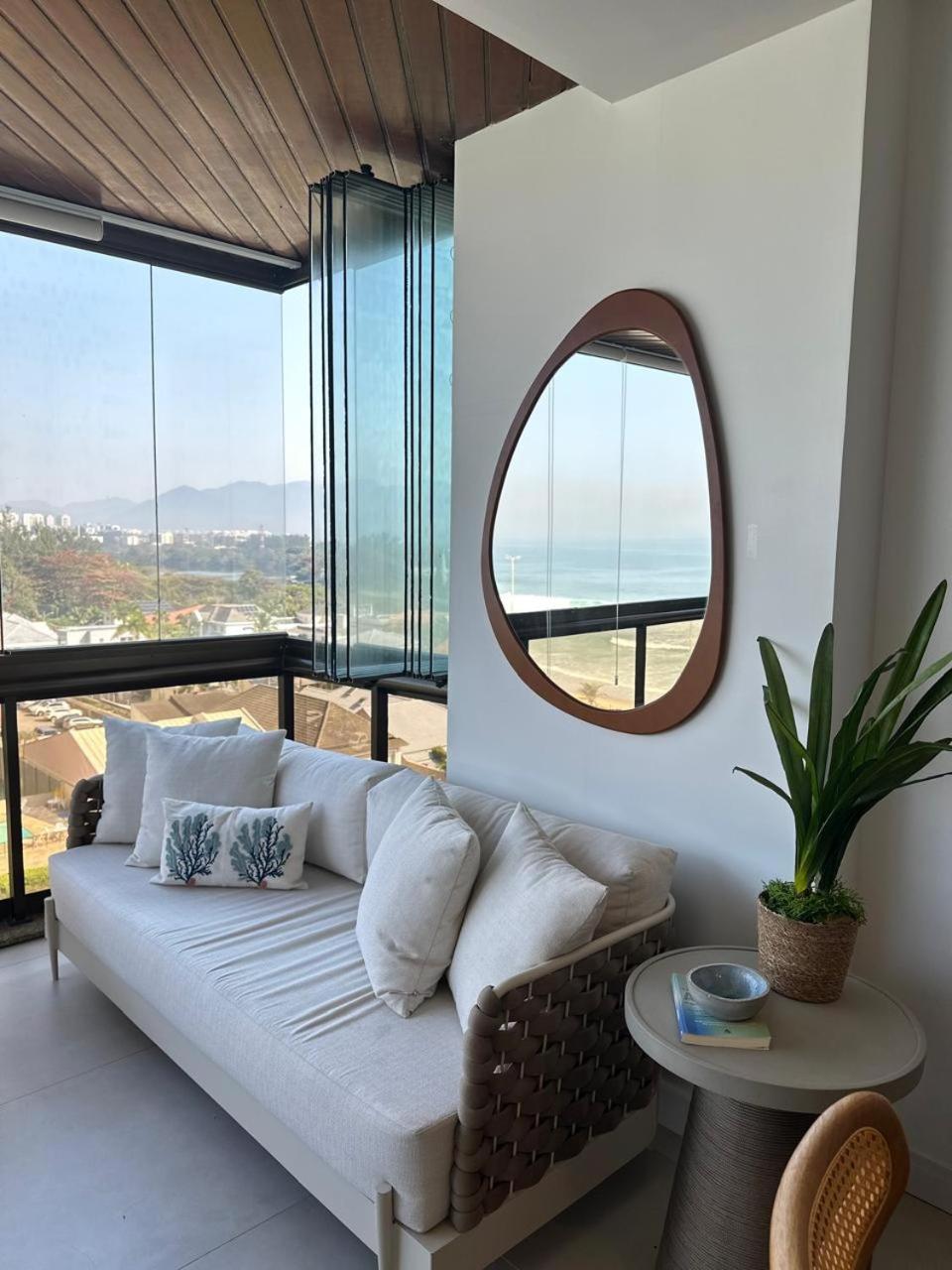 Lindo apto no melhor lugar da Barra da Tijuca! Com uma vista de tirar o fôlego, frente para o mar! Totalmente equipado e decorado ao lado dos melhores hoté