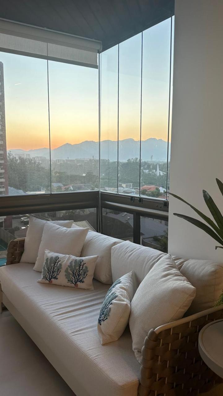 Lindo apto no melhor lugar da Barra da Tijuca! Com uma vista de tirar o fôlego, frente para o mar! Totalmente equipado e decorado ao lado dos melhores hoté