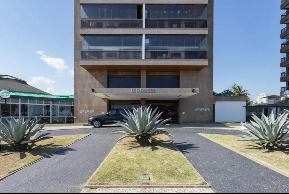 Lindo apto no melhor lugar da Barra da Tijuca! Com uma vista de tirar o fôlego, frente para o mar! Totalmente equipado e decorado ao lado dos melhores hoté