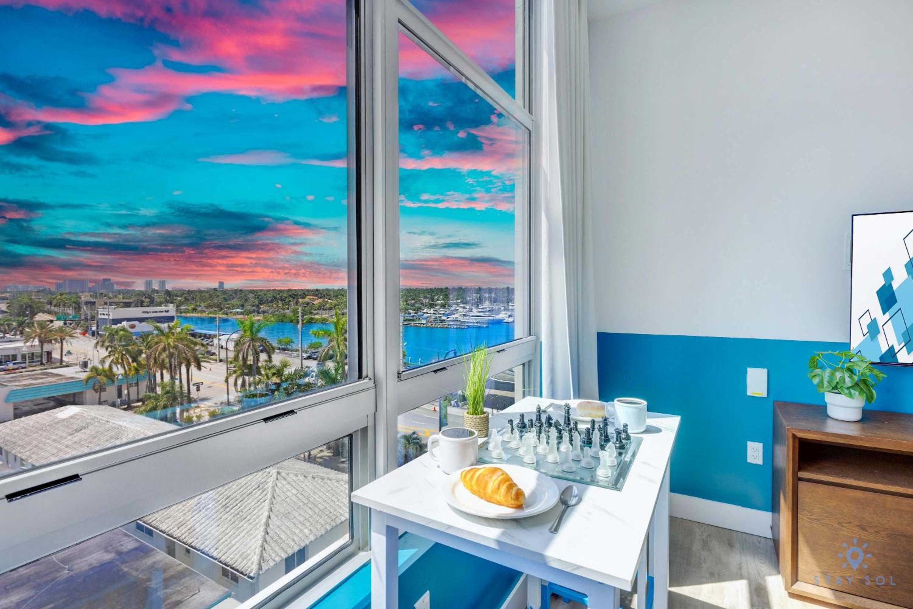 Weston Vacations - Luxurious Condo with Rooftop Pool Hot Tub - Property Image 1
