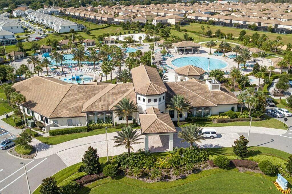 1156 CD - CHAMPIONS GATE