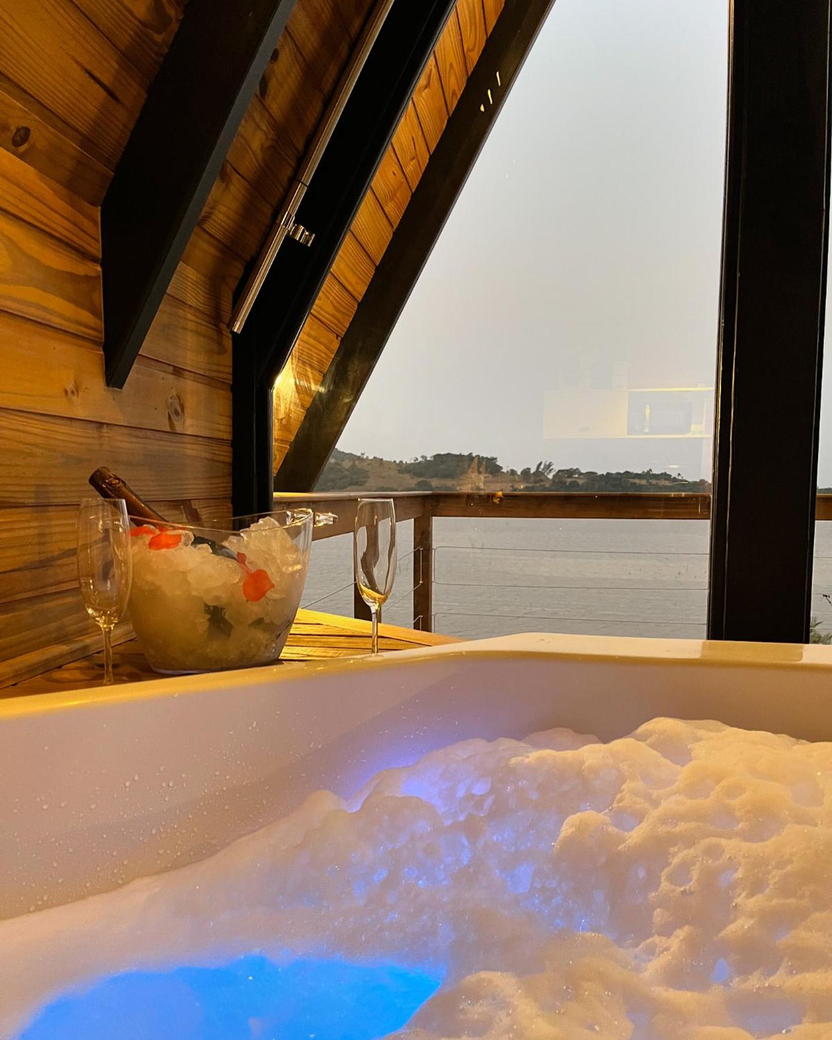 Chalé Beira da Lagoa Jacuzzi, Lareira e Piscina