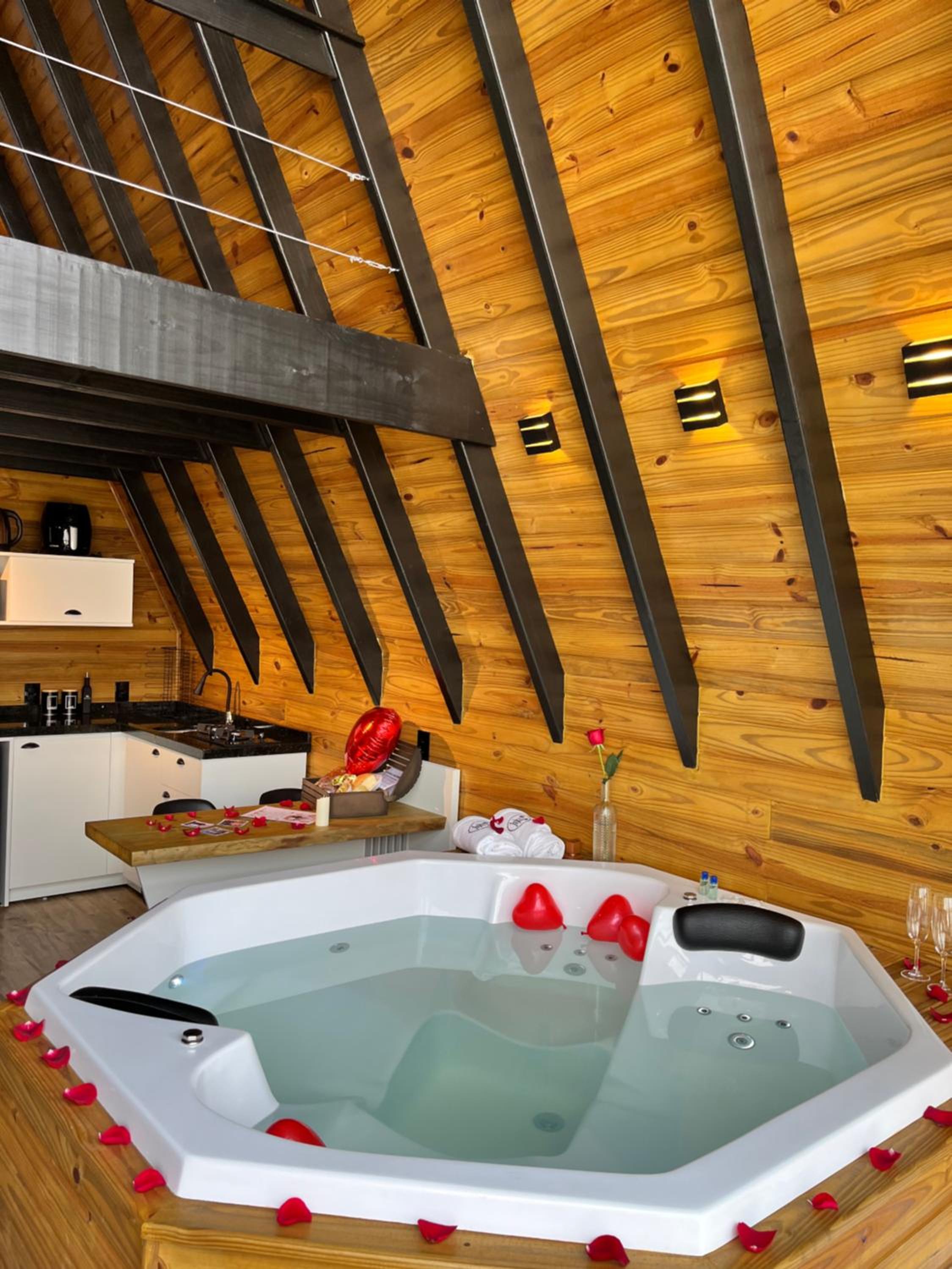 Chalé Beira da Lagoa Jacuzzi, Lareira e Piscina