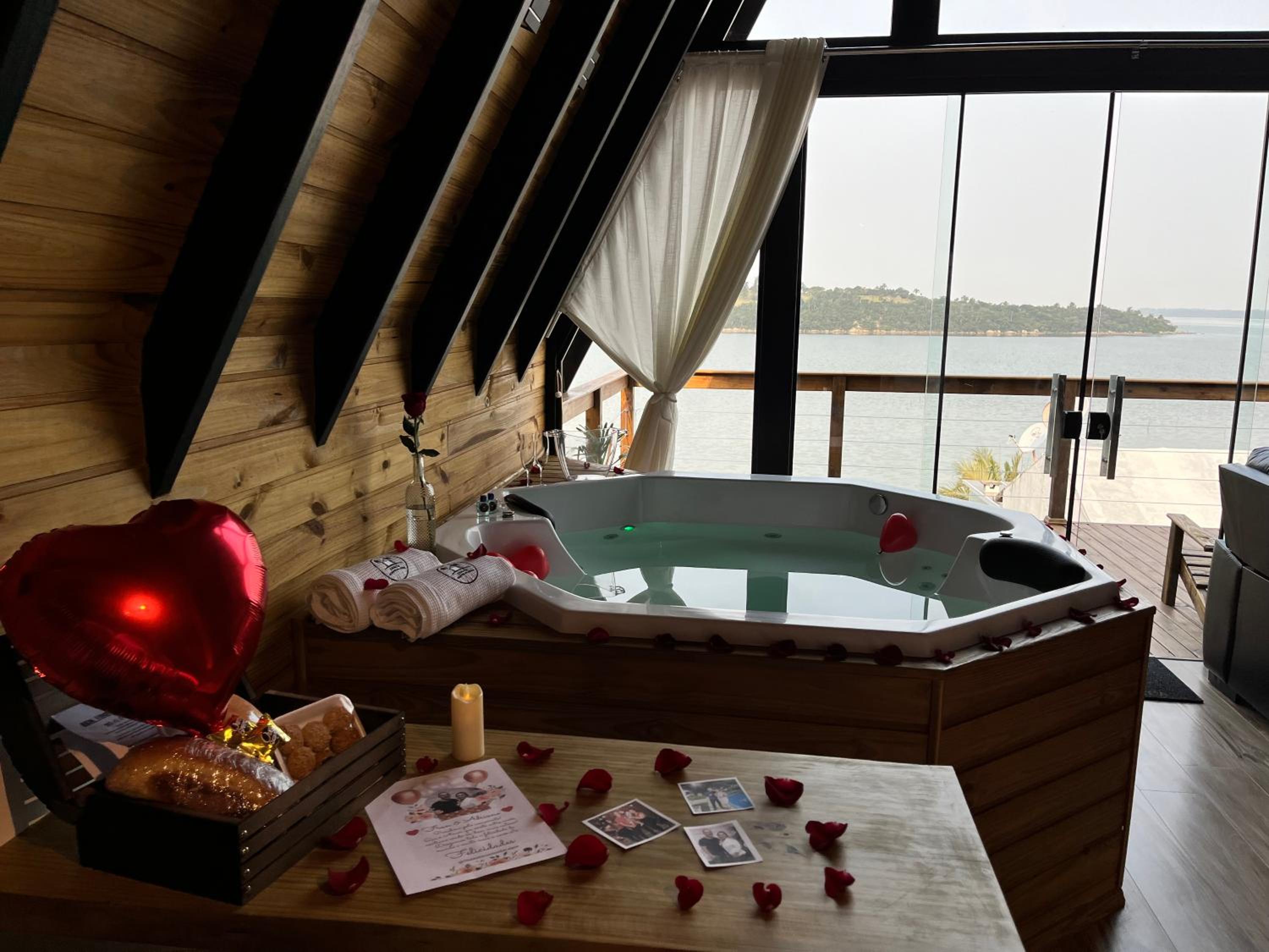 Chalé Beira da Lagoa Jacuzzi, Lareira e Piscina