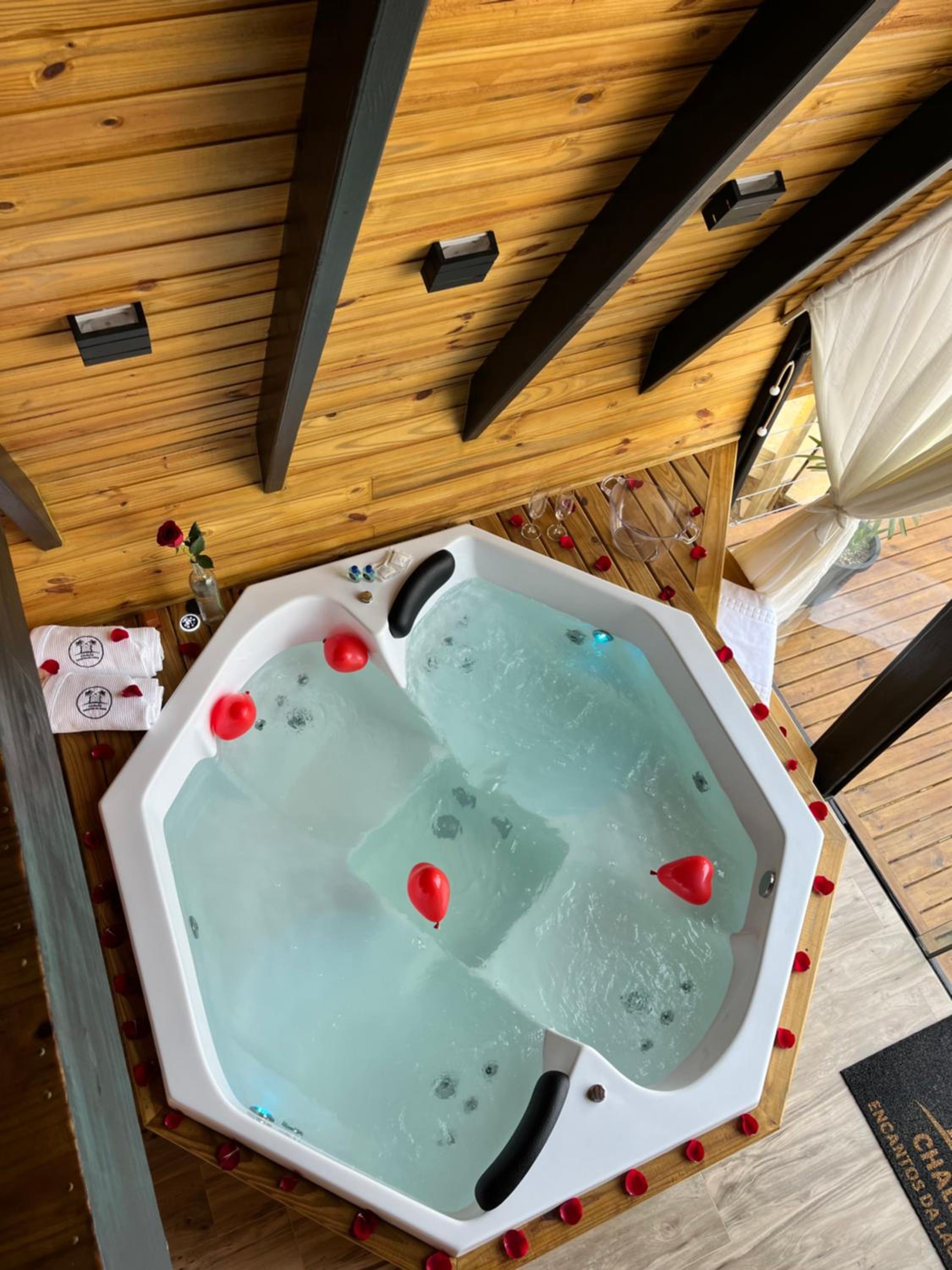 Chalé Beira da Lagoa Jacuzzi, Lareira e Piscina