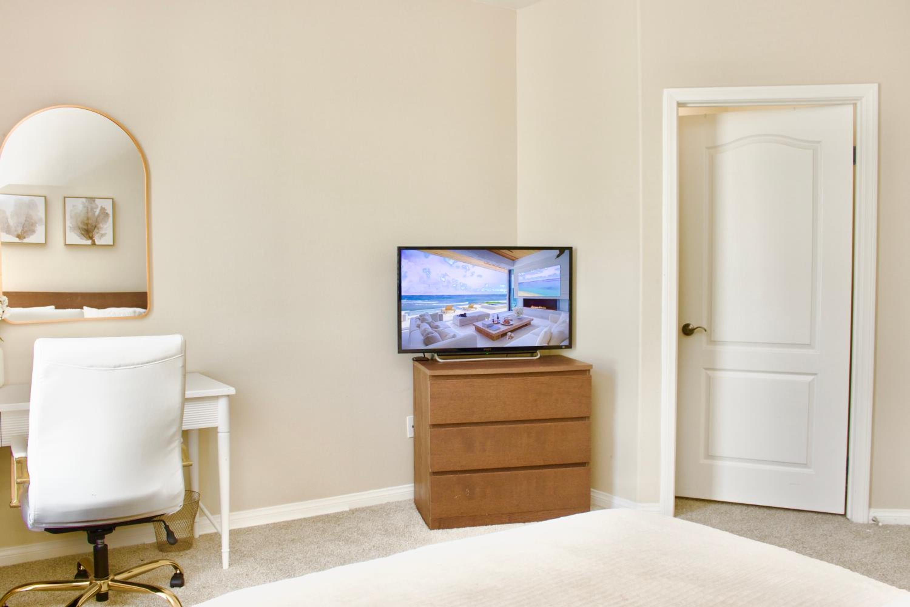 Marina Del Rey Apartment Luxury pool, gym, parking, BBQ
