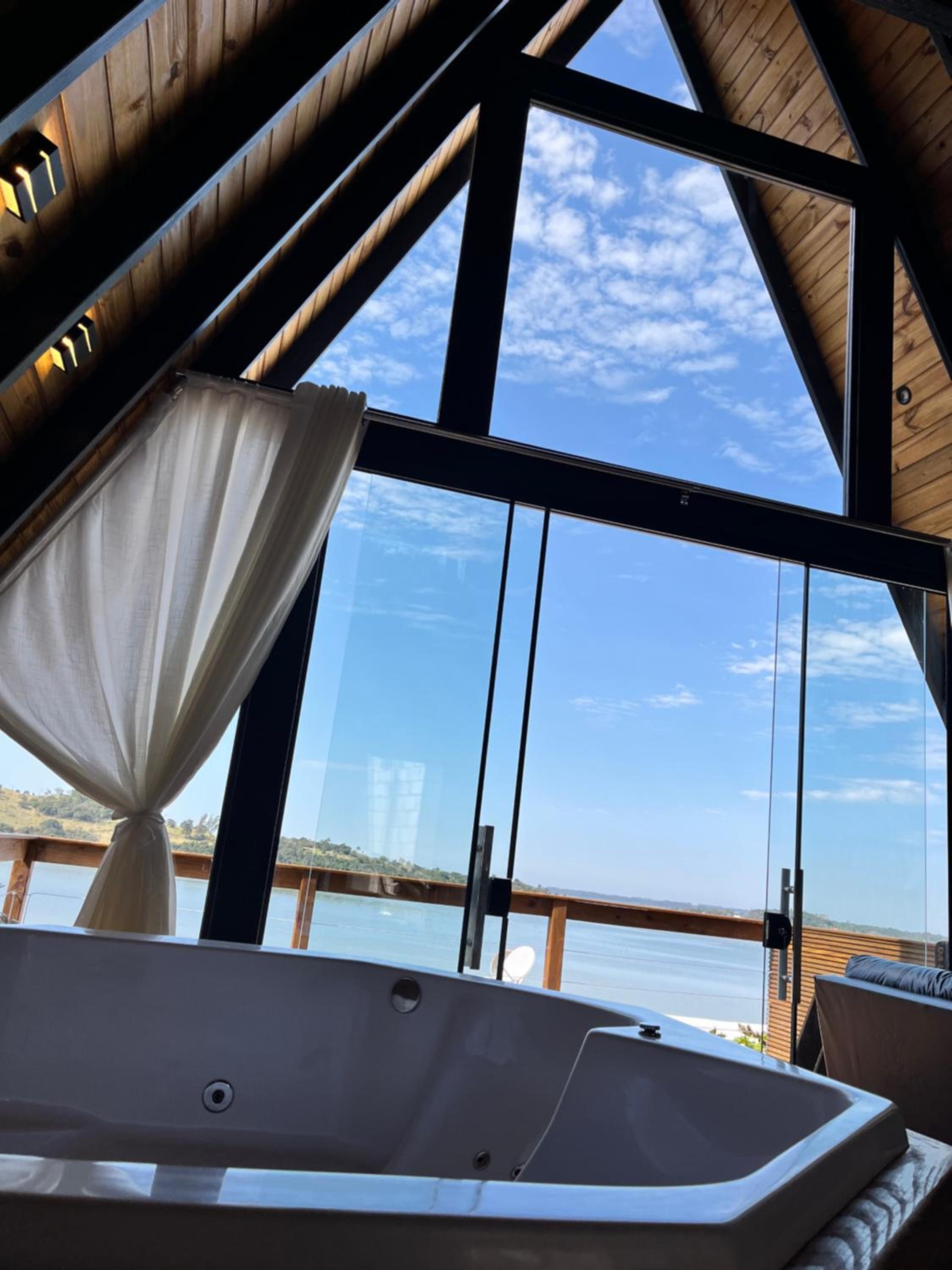Chalé Beira da Lagoa Jacuzzi, Lareira e Piscina