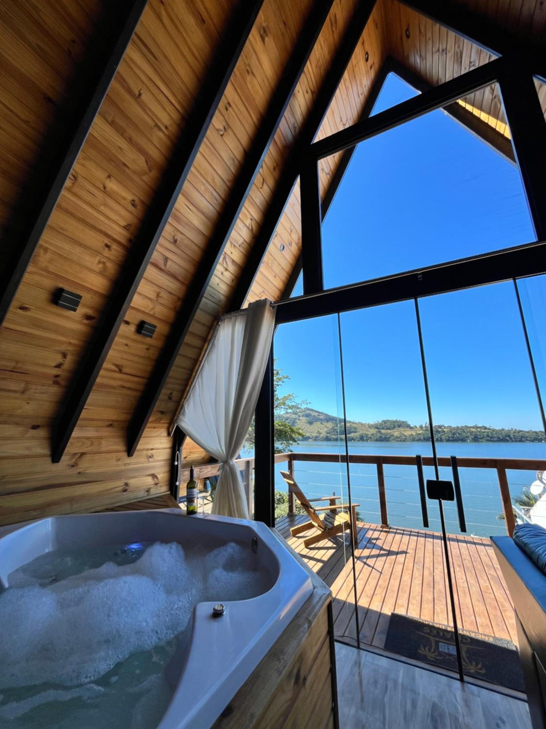 Chalé Beira da Lagoa Jacuzzi, Lareira e Piscina