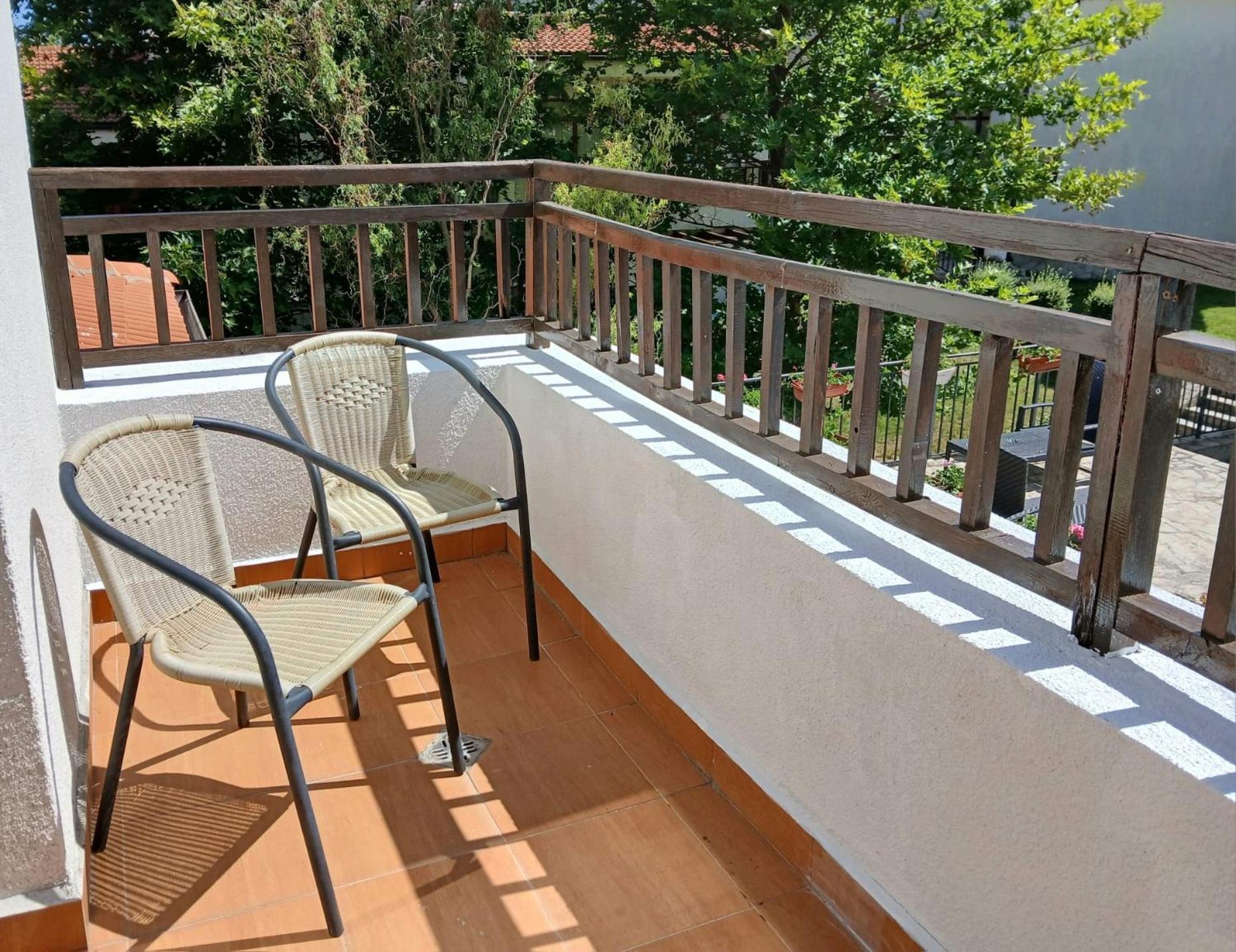 Scenic, 2 Bedroom Apt with Views