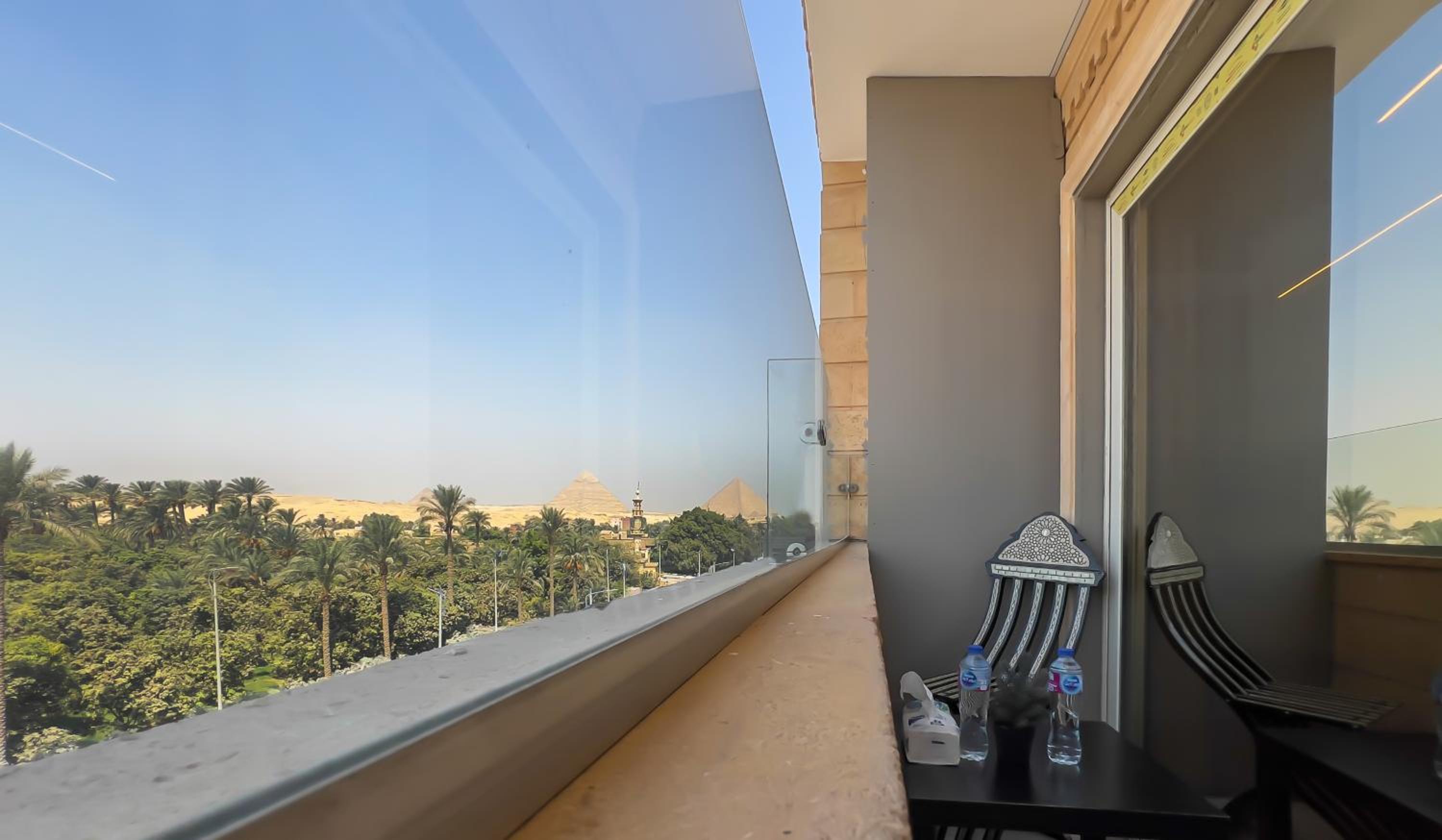 Taj Pyramids inn - Pyramids View Rooftop
