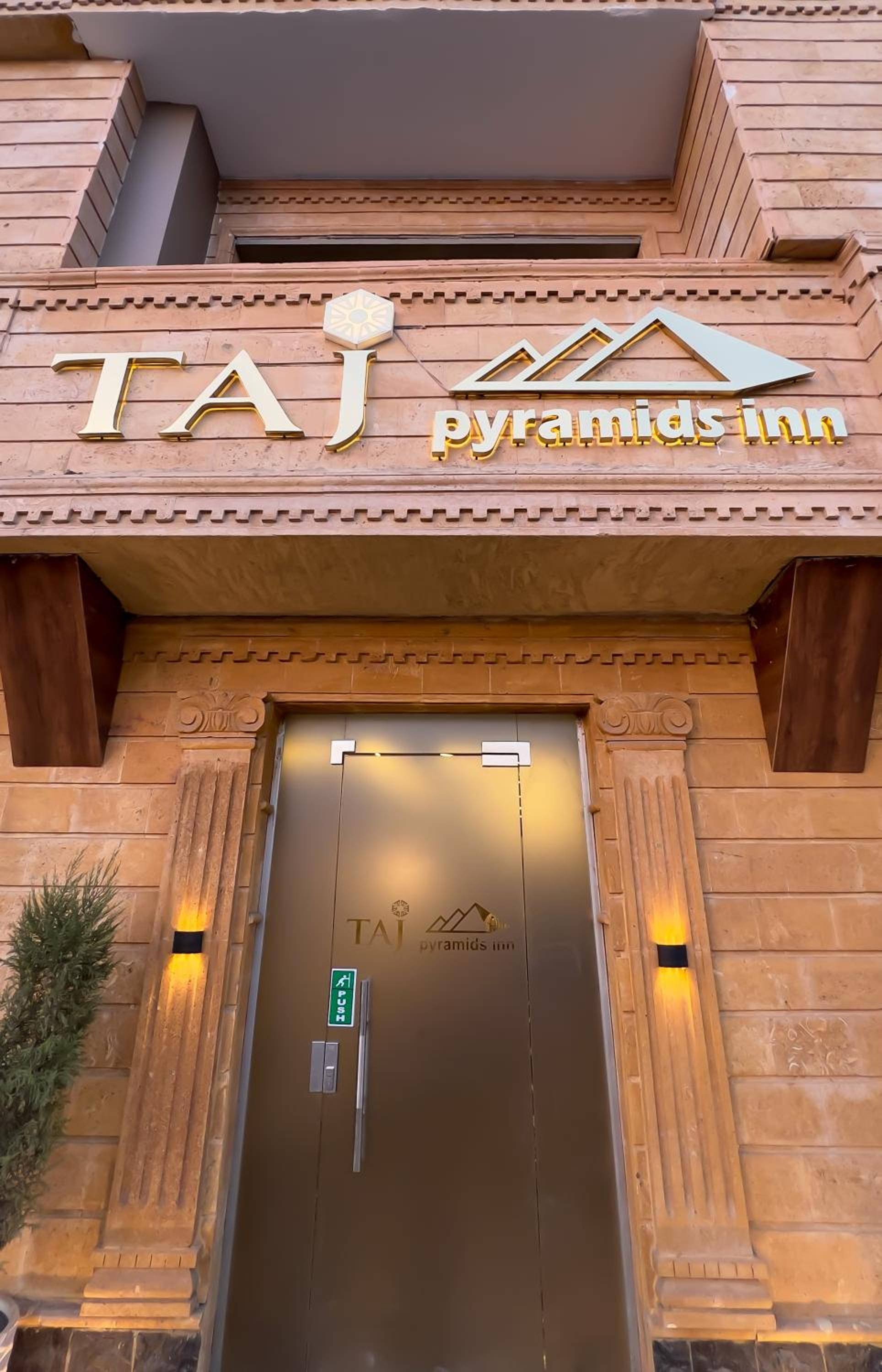 Taj Pyramids inn - Pyramids View Rooftop