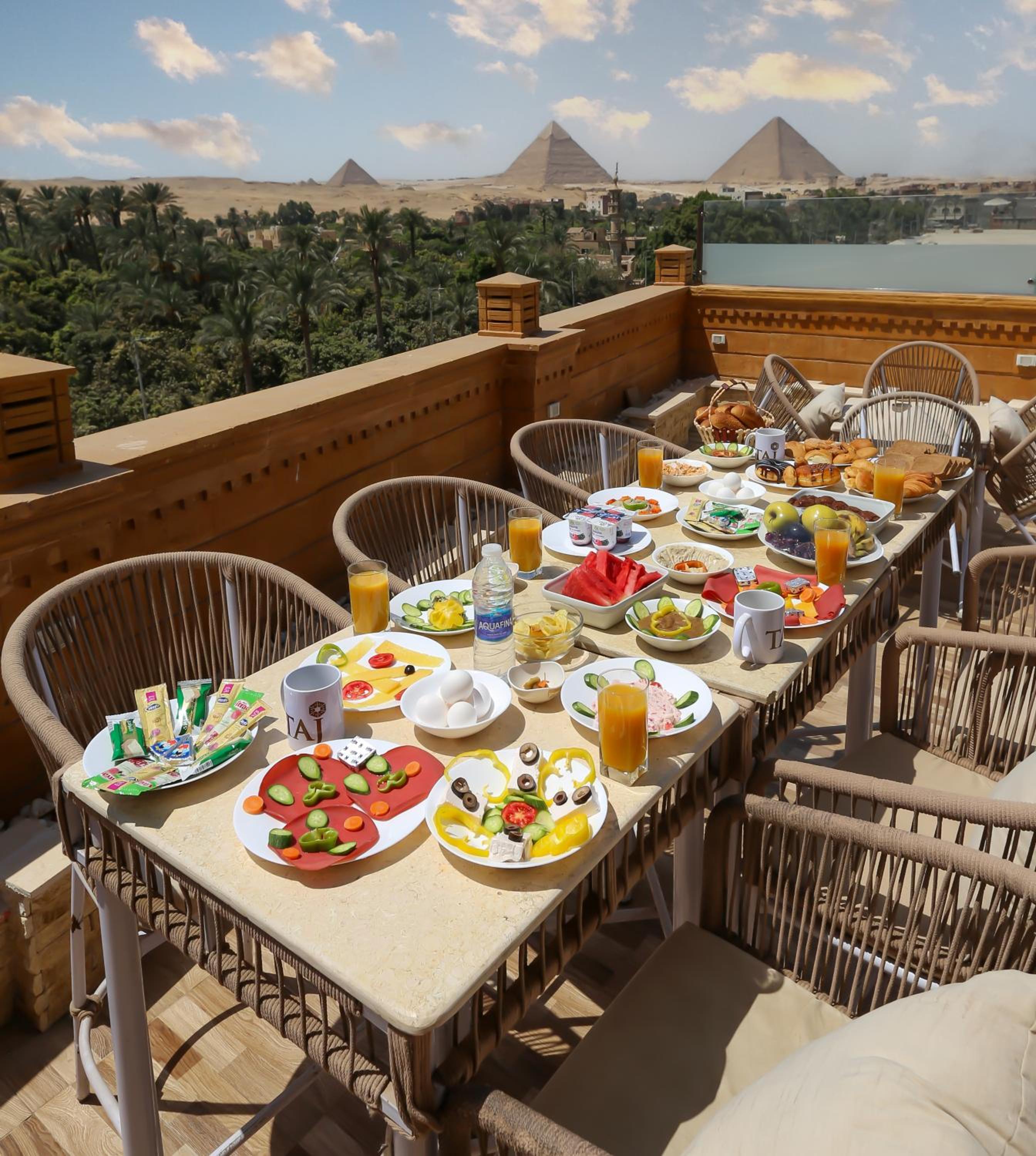 Taj Pyramids inn - Pyramids View Rooftop