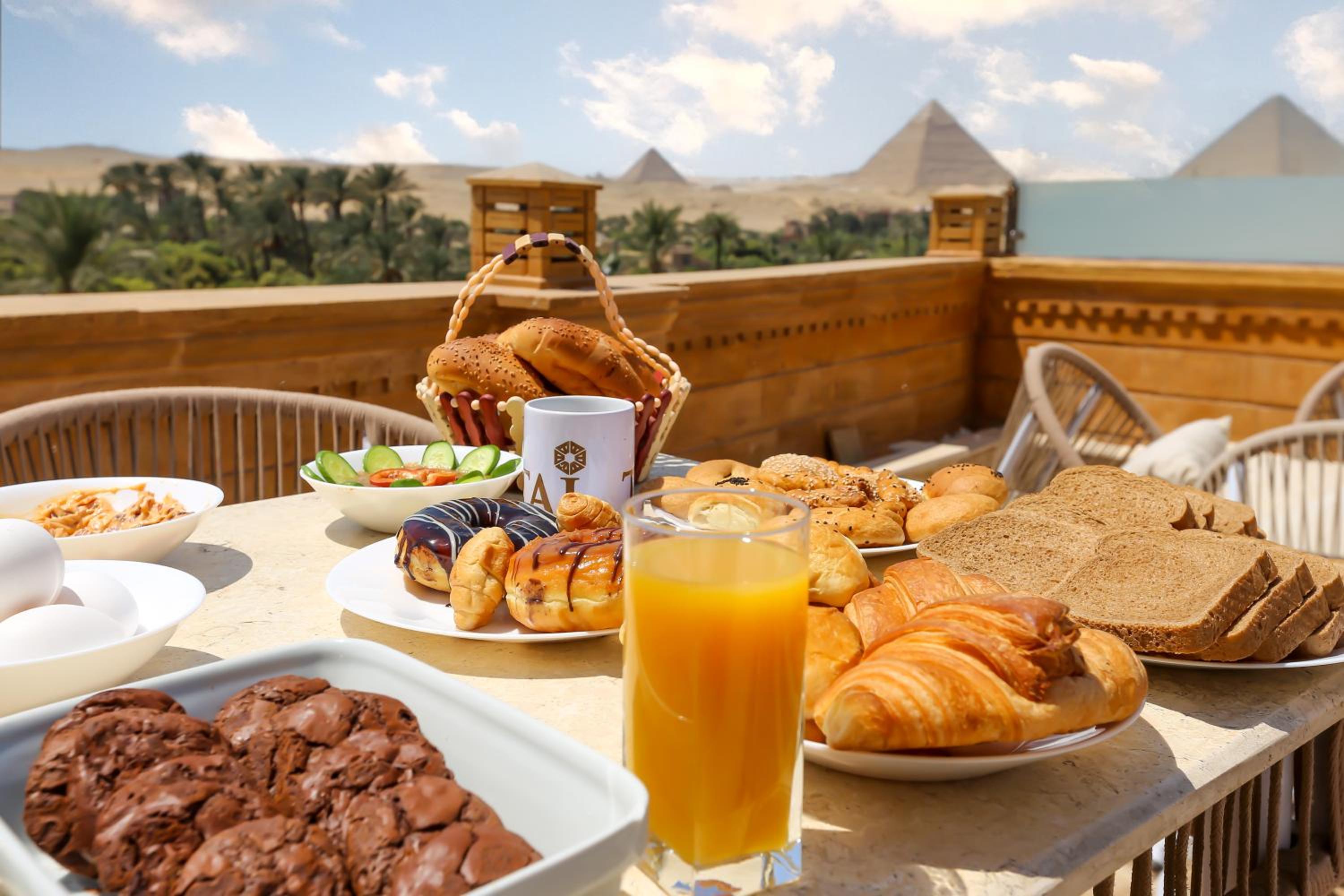 Taj Pyramids inn - Pyramids View Rooftop
