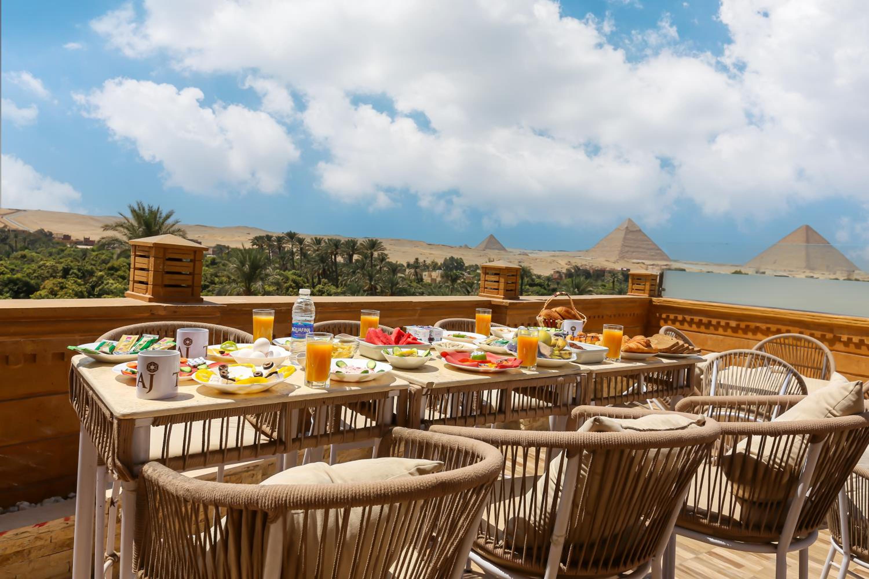 Taj Pyramids inn - Pyramids View Rooftop