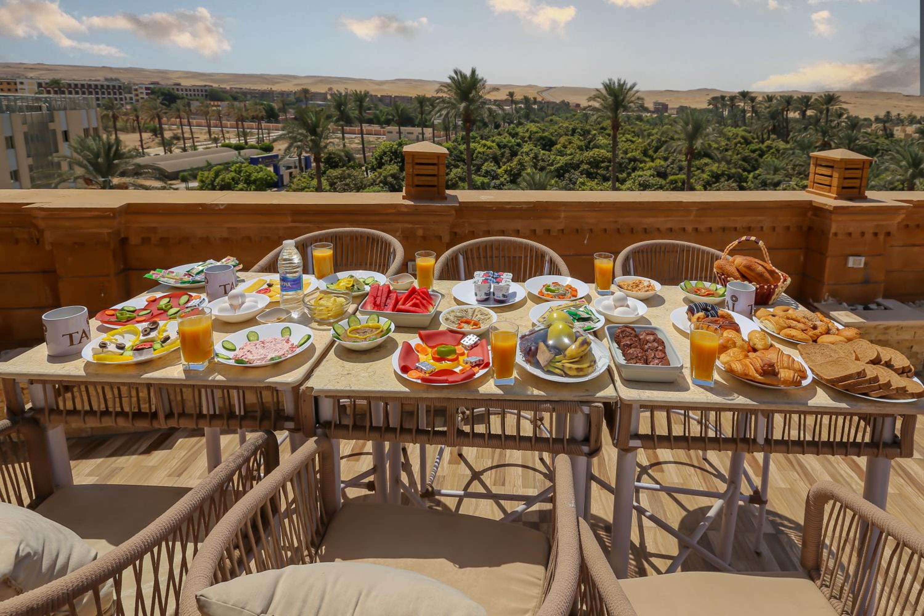 Taj Pyramids inn - Pyramids View Rooftop