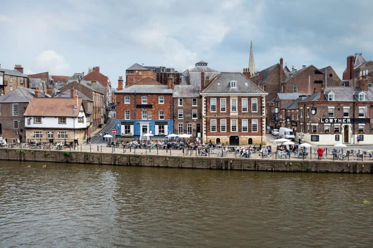 Luxury Apartment Woodsmill View - on the river - with balcony - Recently refurbished photo 2