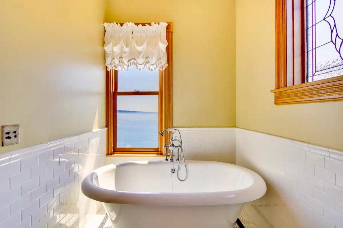 Luxury Bayfront Oasis with Private Beach Access, Near Tulalip Casino and Outlets!, photo 3