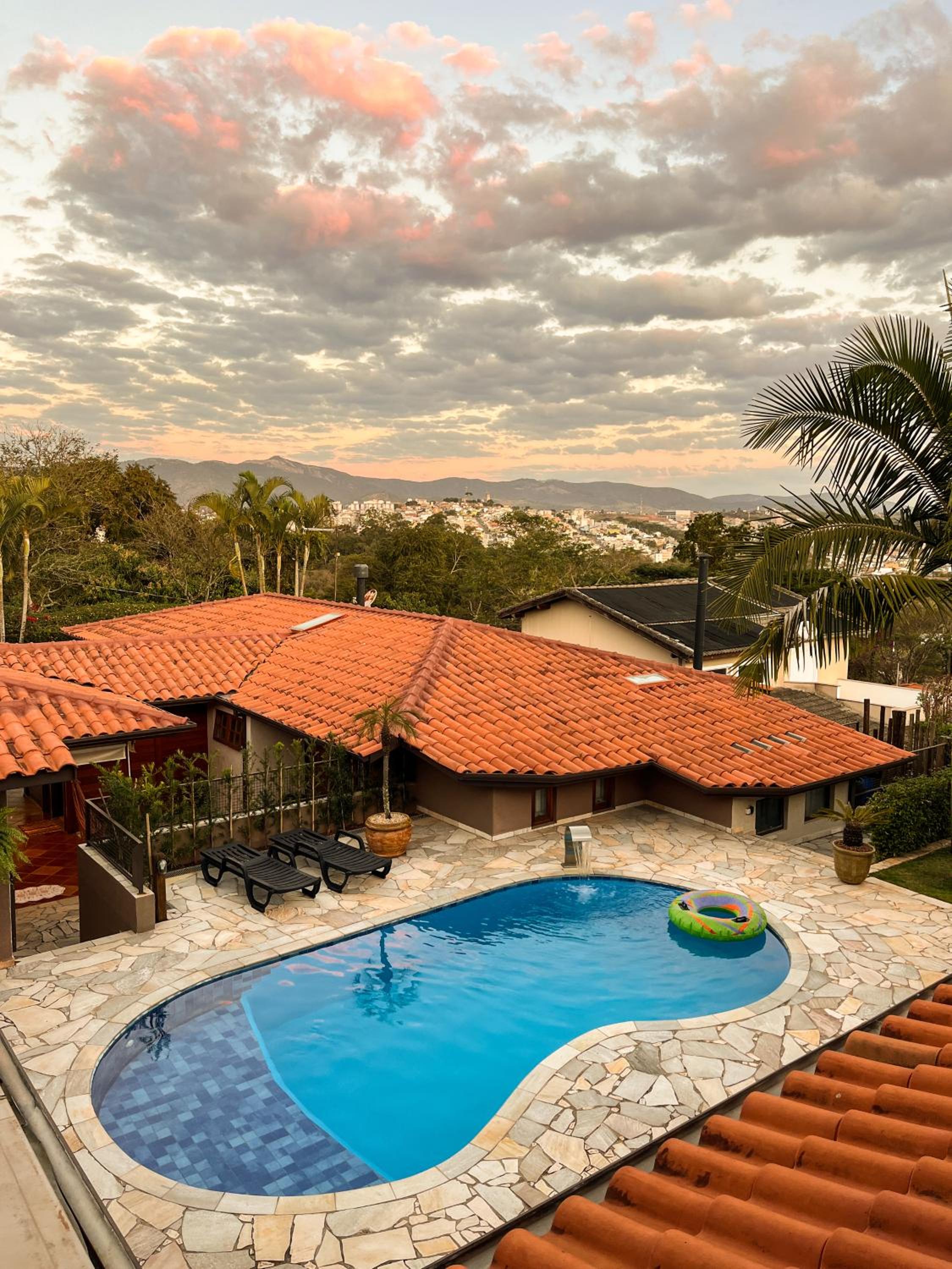 Casa de Hospedes Chalé Rustico com Banheira e Piscina Privativa a 1h de SP Espaço Totalmente Privativo