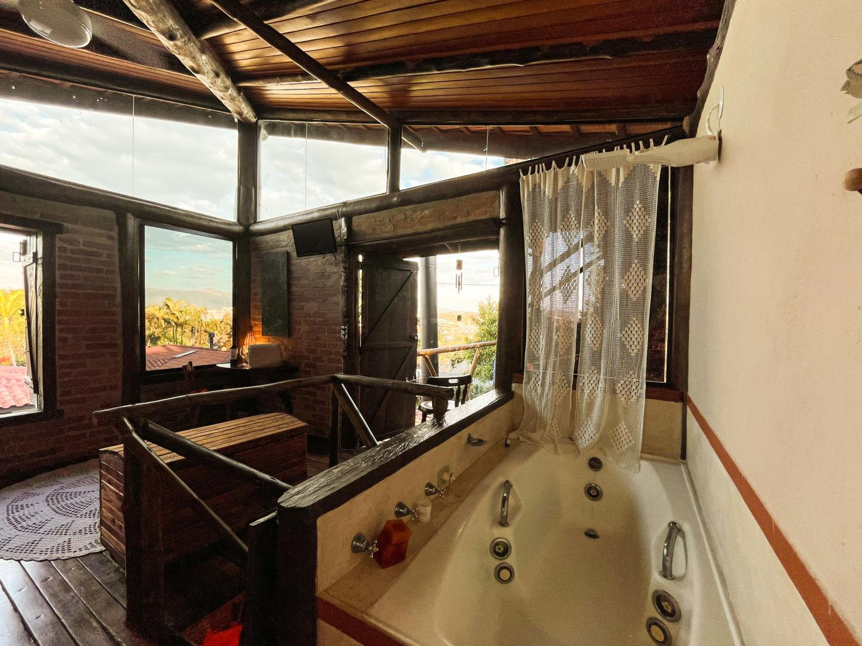 Casa de Hospedes Chalé Rustico com Banheira e Piscina Privativa a 1h de SP Espaço Totalmente Privativo