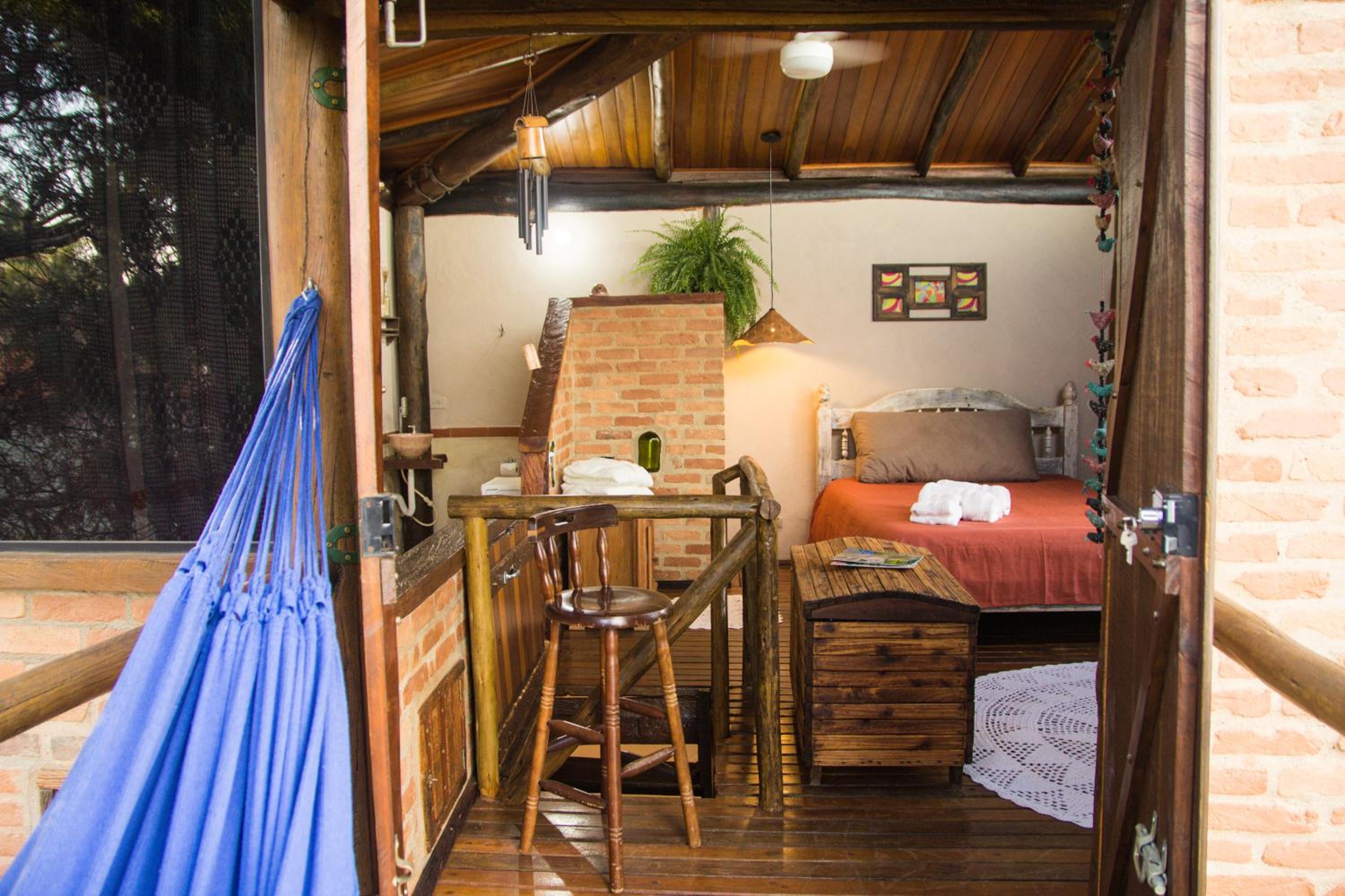 Casa de Hospedes Chalé Rustico com Banheira e Piscina Privativa a 1h de SP Espaço Totalmente Privativo