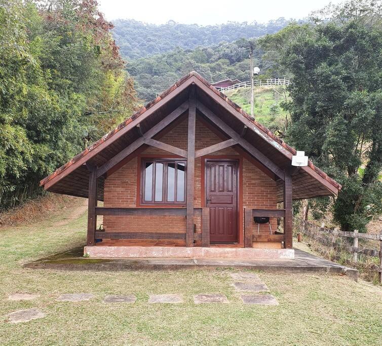 Chalé aconchegante com lareira fogueira e natureza
