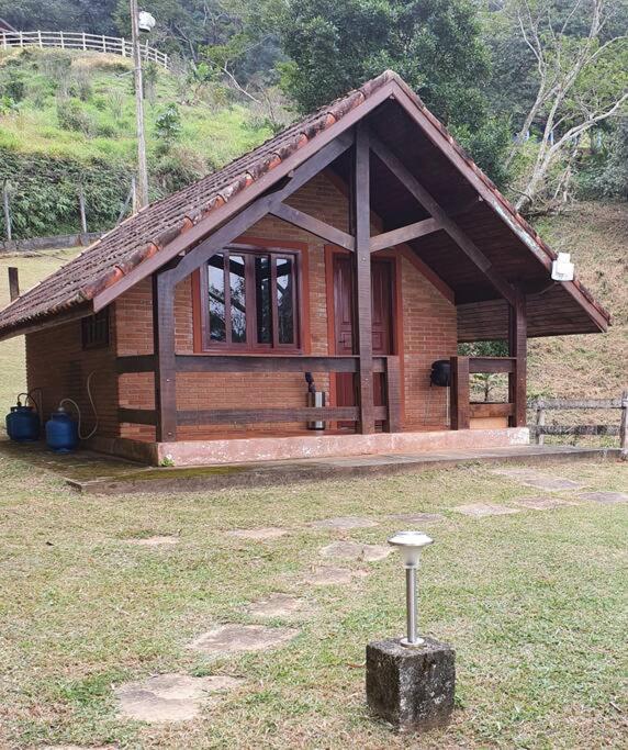 Chalé aconchegante com lareira fogueira e natureza