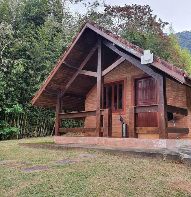 Chalé aconchegante com lareira fogueira e natureza