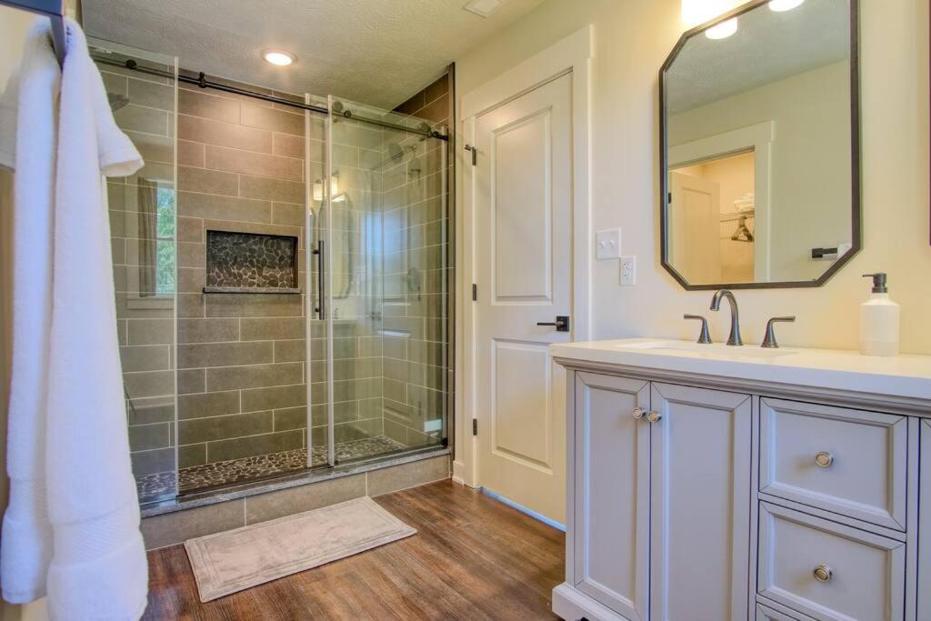 Relax at Indy Retreat - 3 BD, 3BA, Pvt Deck, Near Downtown view 4