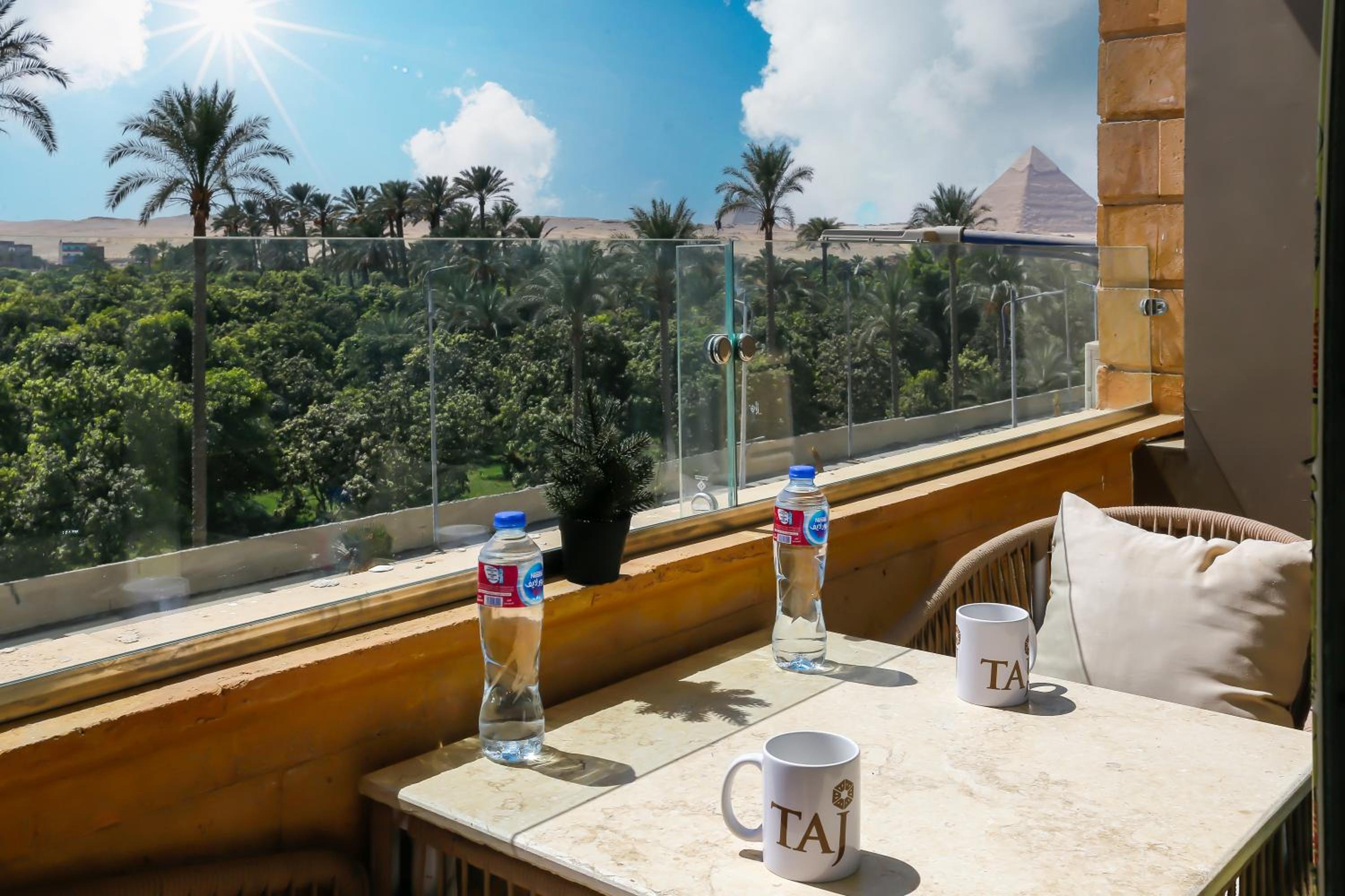 Taj Pyramids inn - Pyramids View Rooftop