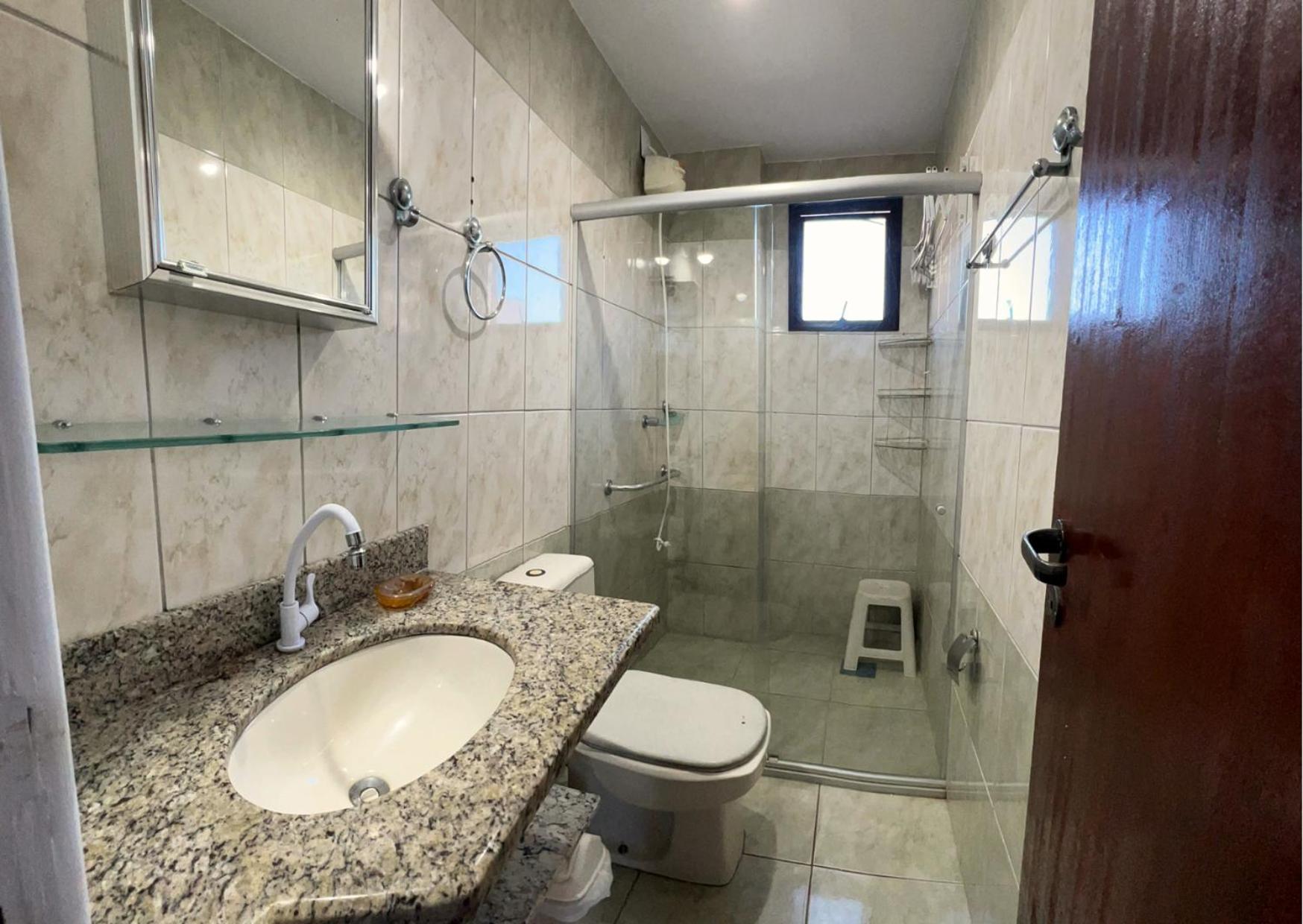 Apt em Castelhanos-1 quadra do Mar,3Qts -2 c/Ar