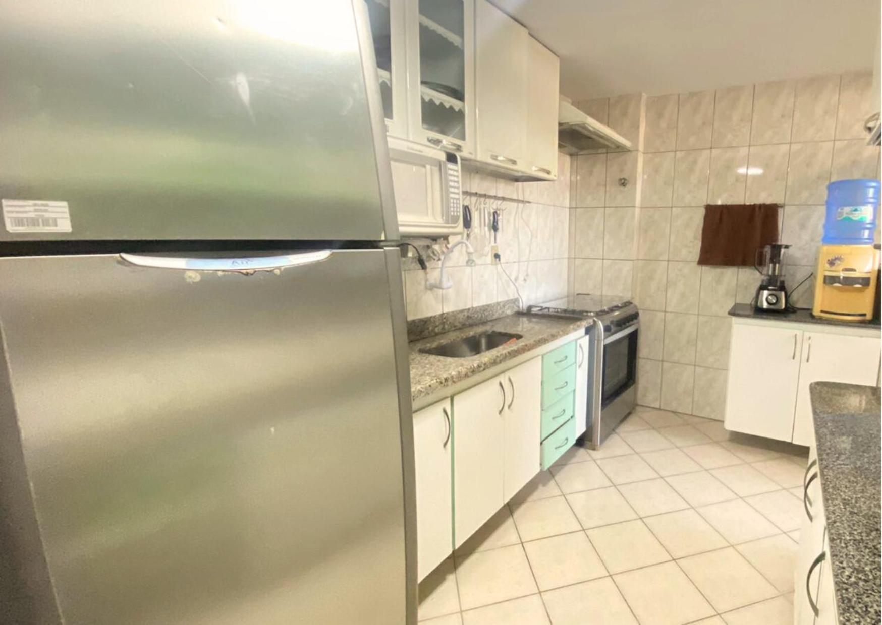 Apt em Castelhanos-1 quadra do Mar,3Qts -2 c/Ar