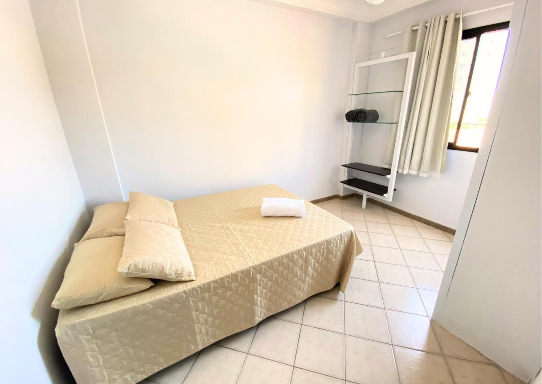 Apt em Castelhanos-1 quadra do Mar,3Qts -2 c/Ar