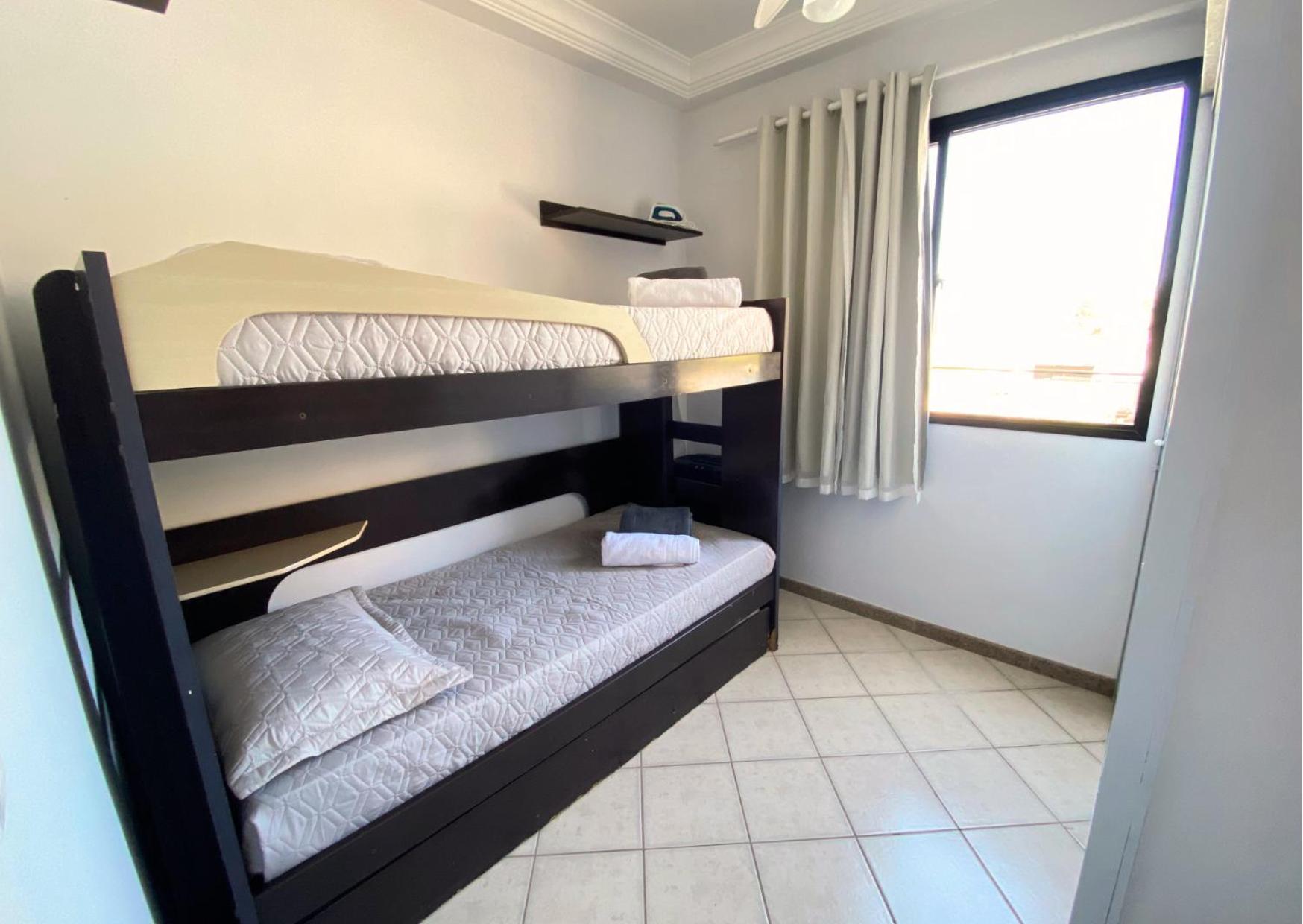 Apt em Castelhanos-1 quadra do Mar,3Qts -2 c/Ar