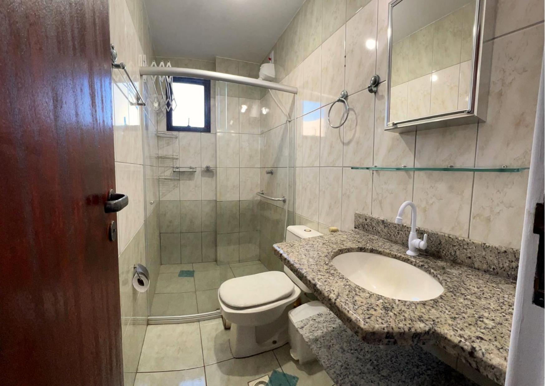 Apt em Castelhanos-1 quadra do Mar,3Qts -2 c/Ar