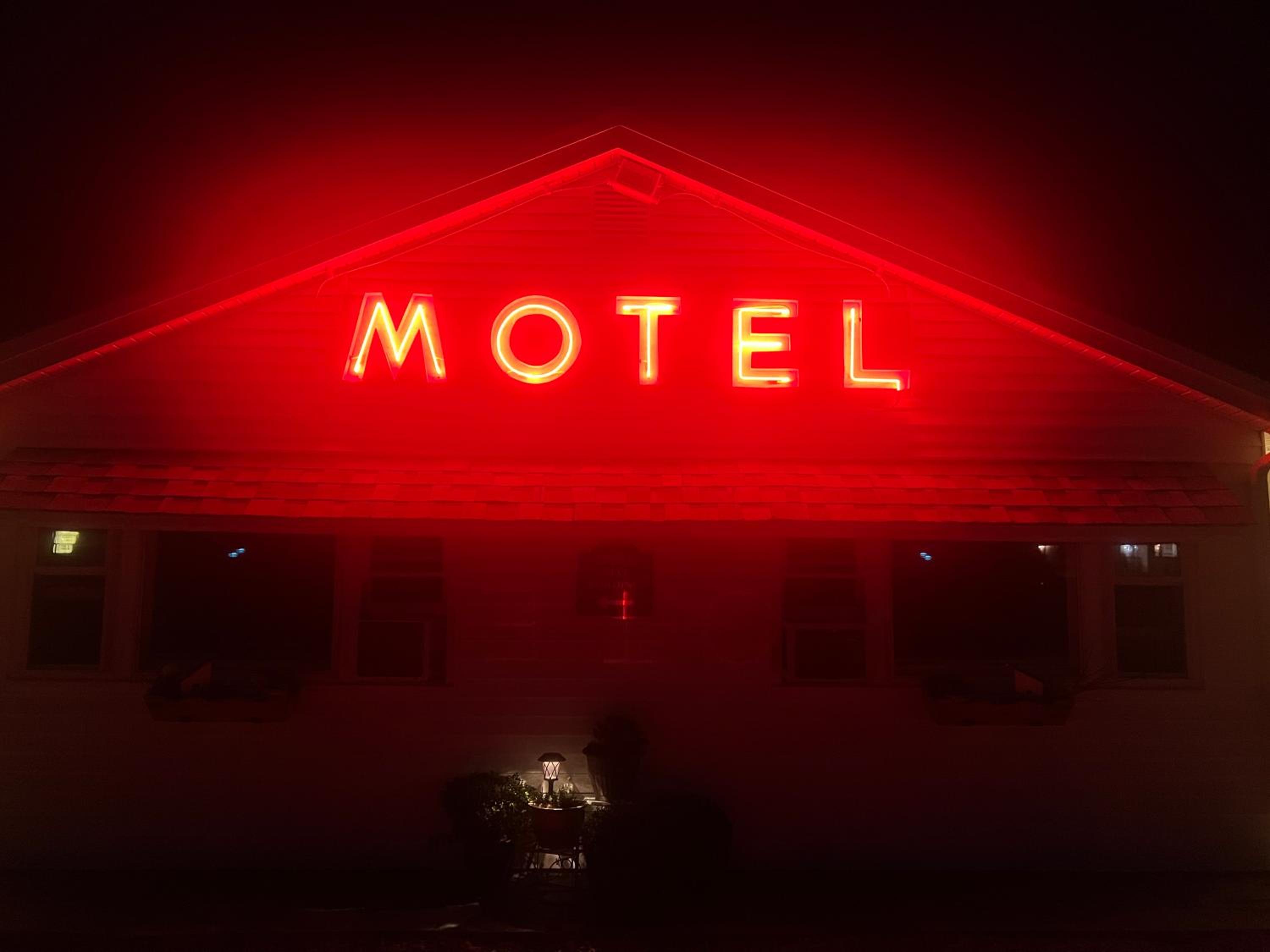 Profile Deluxe Motel
