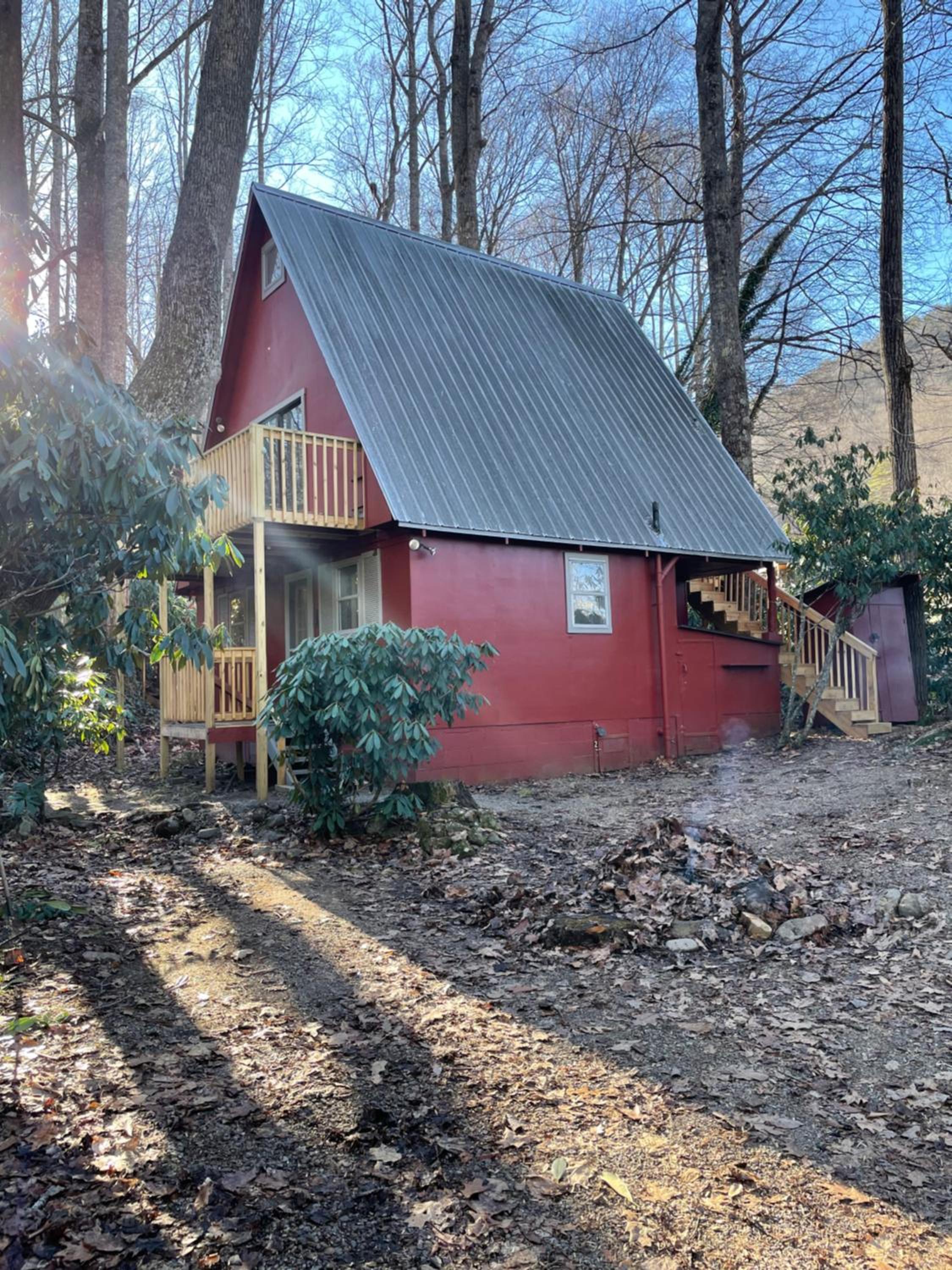 Relaxing Creek Cabin