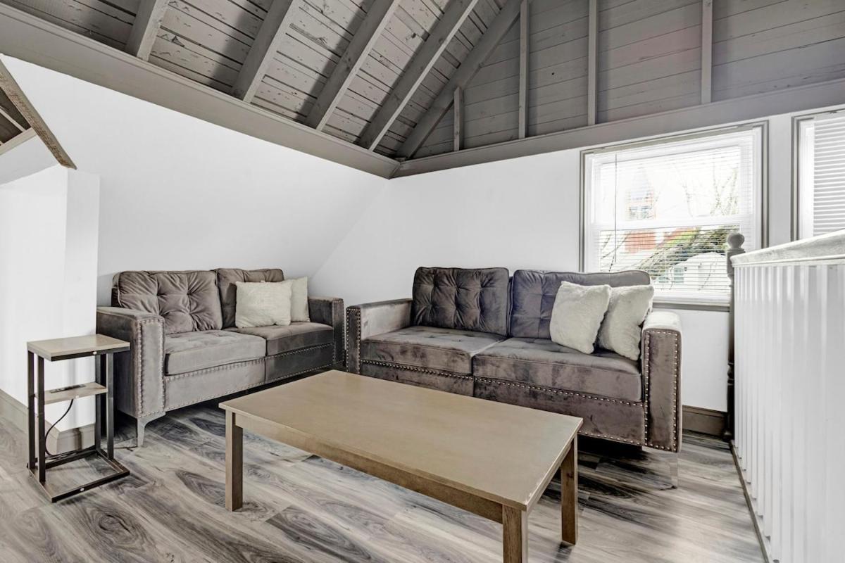 Spacious 4BR 1BA near the Falls view 5