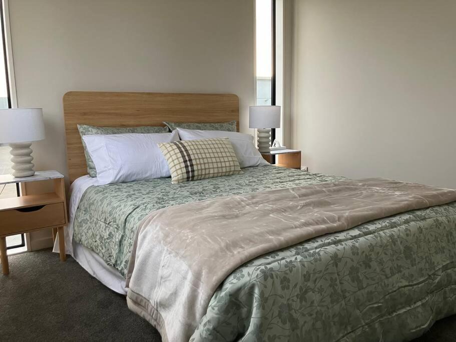 Close to city, 2-bedroom ensuite, comfortable, accessible with own parking view 3