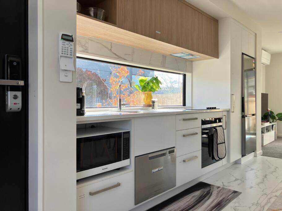 Close to city, 2-bedroom ensuite, comfortable, accessible with own parking view 4