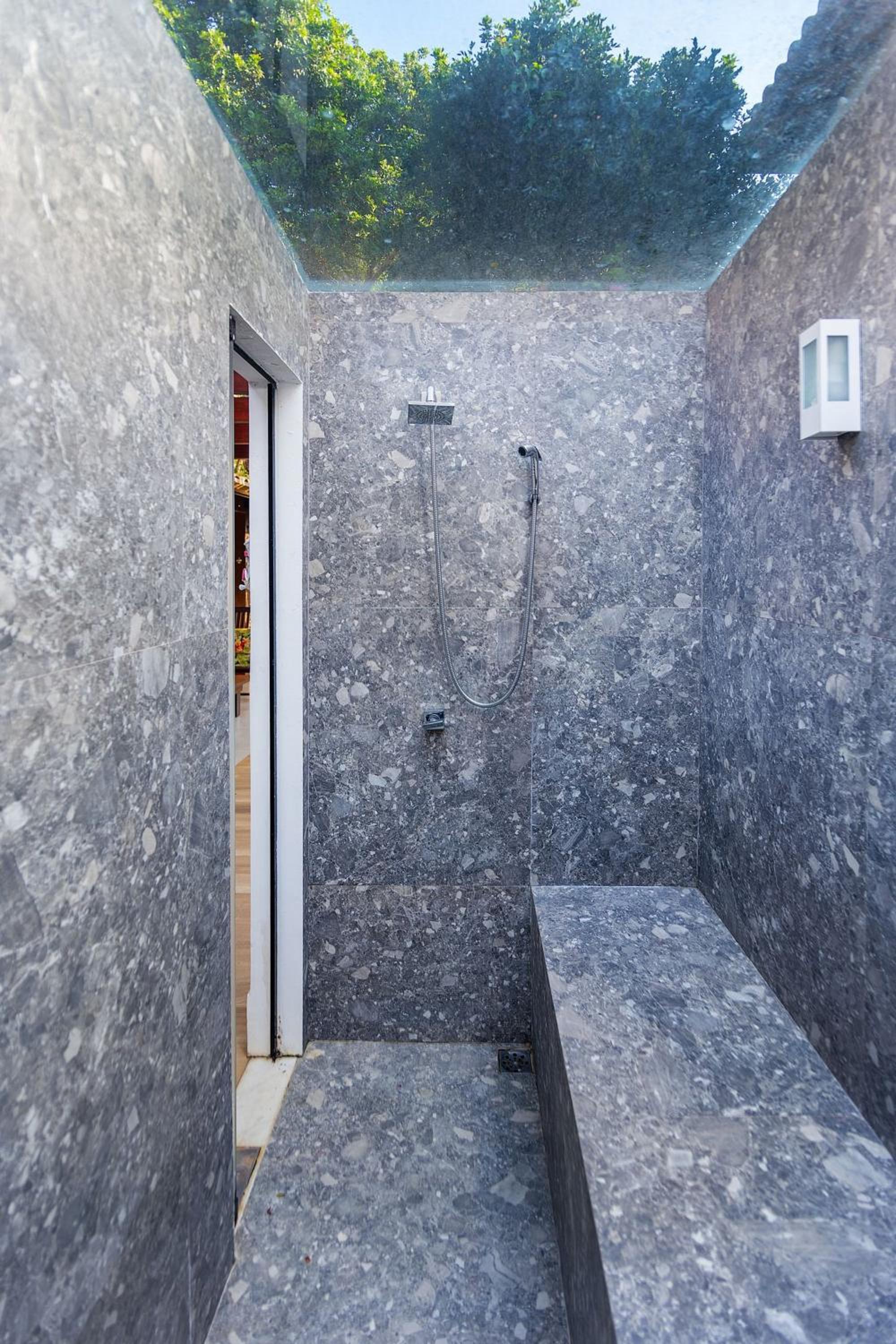 Bz 51 Center! High standard, 4 Suites with/ Private leisure area